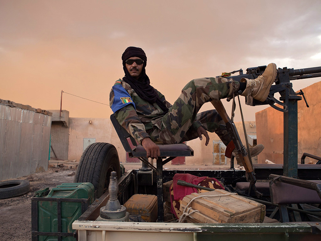 Войник от Мали охранява пазара в Кидал на 24 август