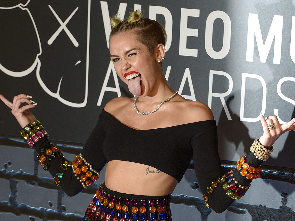 Американската певица Майли Сайръс пристига на видео музикалните награди на MTV в Бруклин, Ню Йорк, на 25 август.