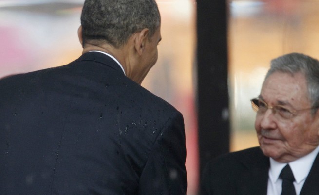 Историческото ръкостискане на американския президент Барак Обама (в гръб) и кубинския колега Раул Кастро