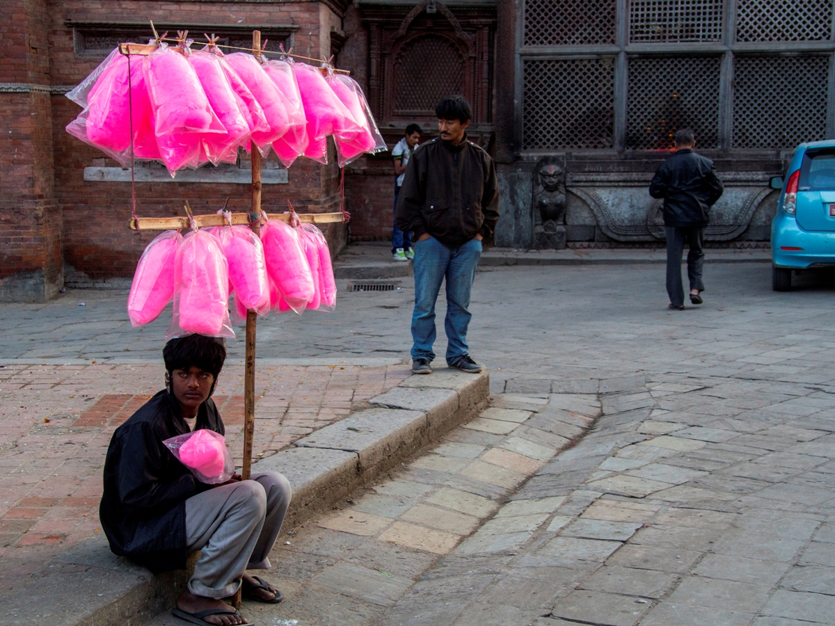 Дете продава захарен памук на известния площад Дурбар в Катманду
