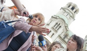 Зам.-председателят на Народното събрание от БСП Мая Манолова идва на работа по време на протестите "На кафе" пред парламента, които станаха емблематични за 2013 г.