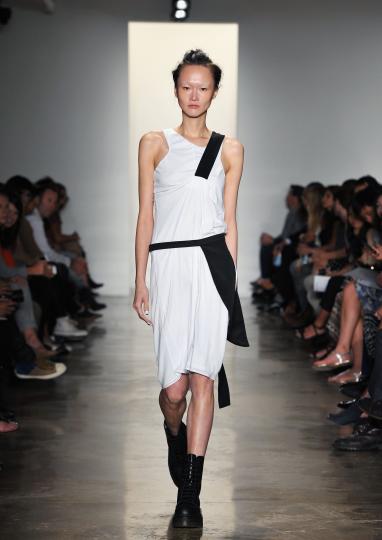 Тенденции пролет/лято 2012 - черно&бяло - снимка 28