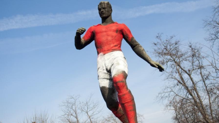 Фигурата на футболиста пред Националния стадион "Васил Левски"