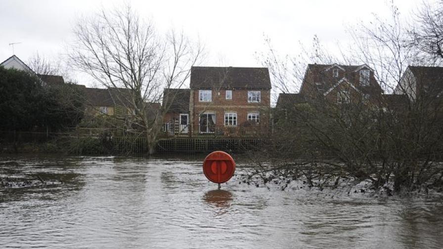 Проливни дъждове давят Великобритания