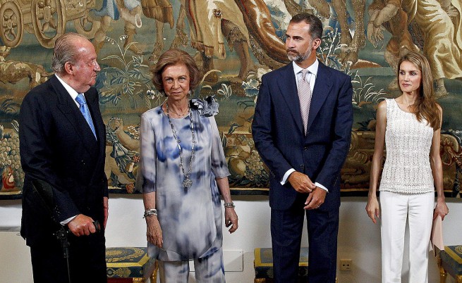 Испанският крал Хуан Карлос абдикира