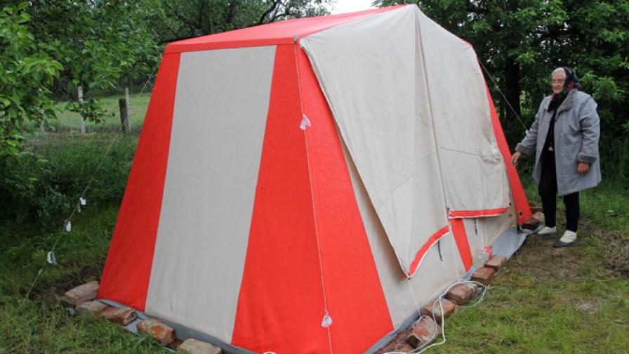 След труса през 2012 г. някои от пострадалите в пернишко бяха принудени да живеят във фургони и палатки