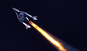 Кадър от първия полет на "Върджин галактик спейсшип ту" през април 2013 г.